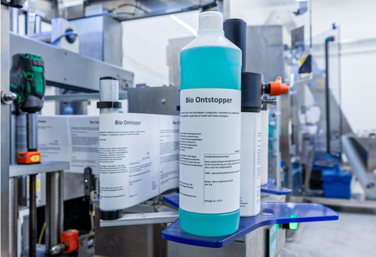 Een labelinstallatie die een fles labelt