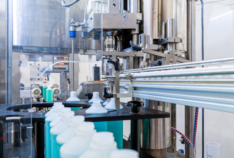 Productielijn met diverse flessen op de band